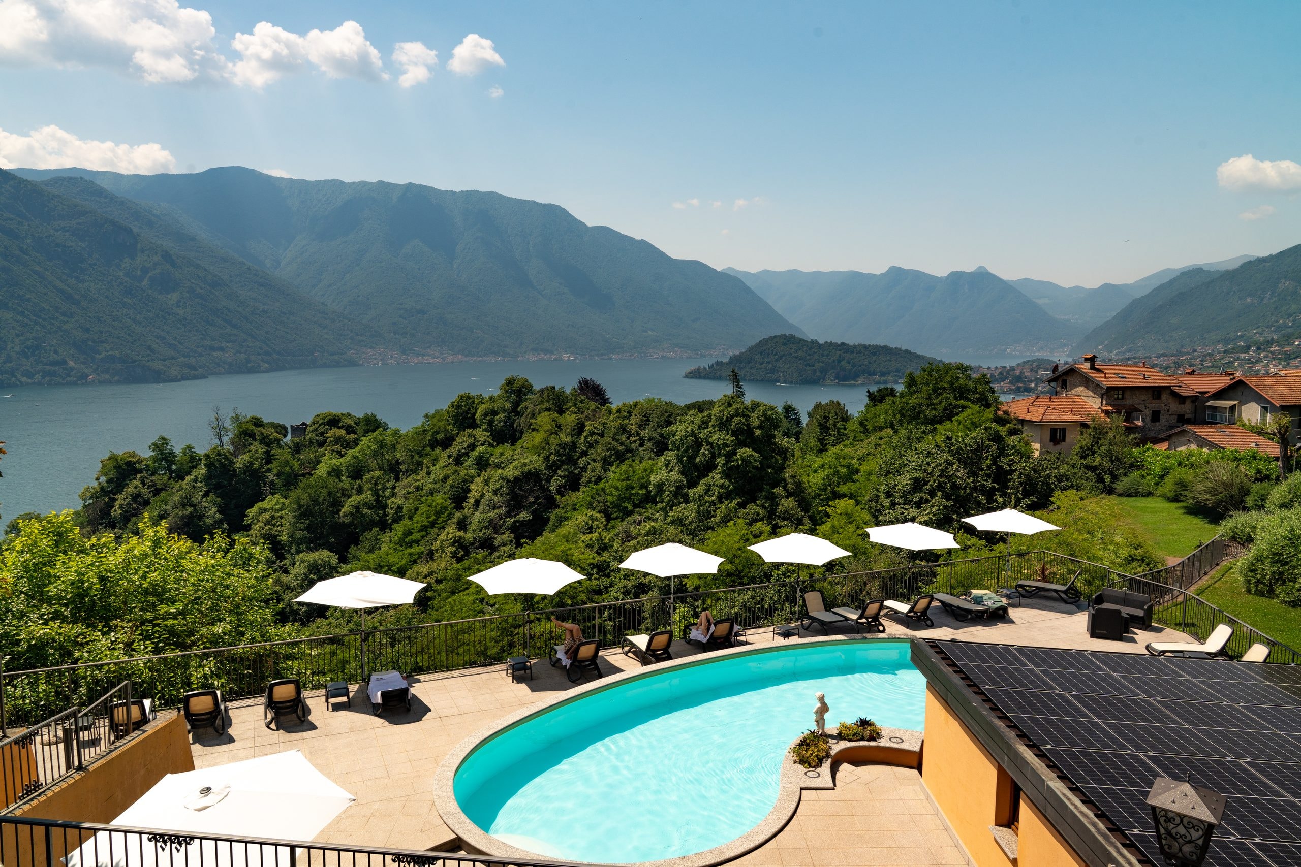 Piscina vista lago